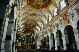 Mastering the Art of Vintage and Secondhand Finds