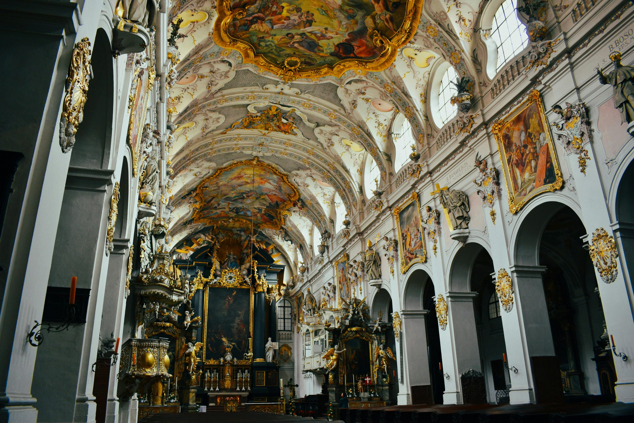 Mastering the Art of Vintage and Secondhand Finds