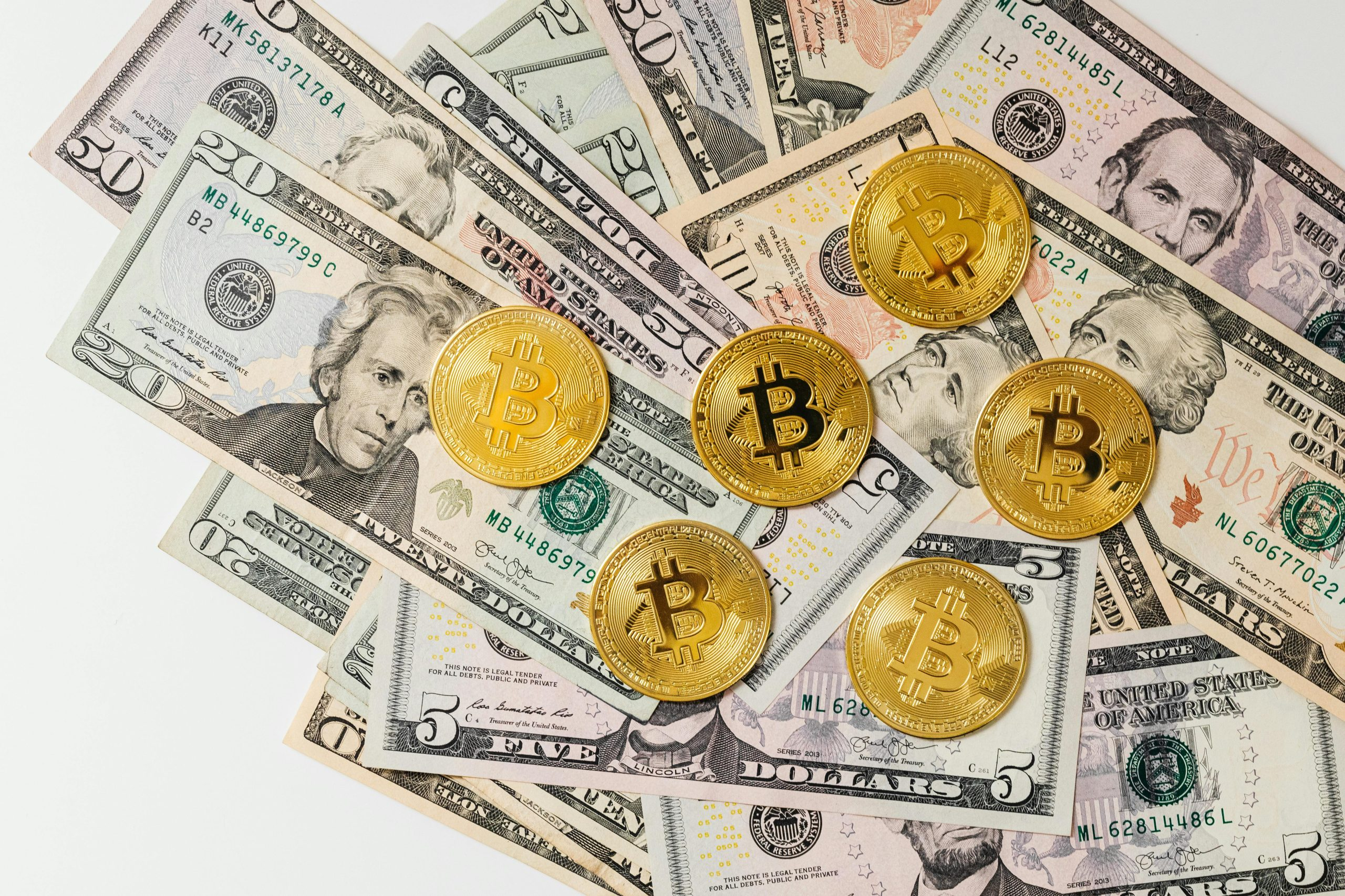 Evaluating Gold Versus Cryptocurrency Investment Risks
